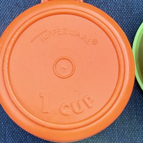 Mixed set Vintage Tupperware Measuring Cups 1 harvest, 3/4 lime, 1/3 white - Picture 5 of 7